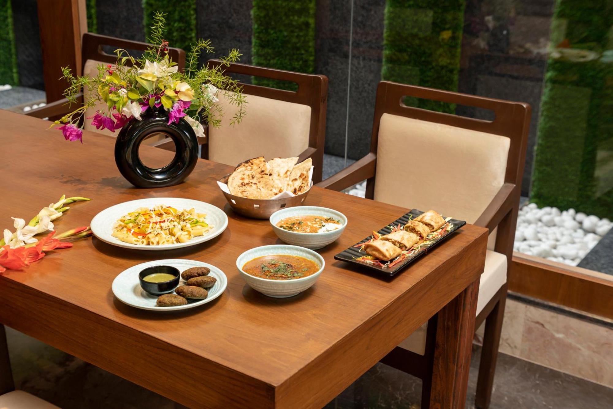 Country Inn Ayodhya - Opposite Airport Bagian luar foto